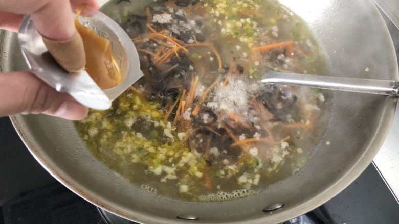 豆腐鸡蛋羹➕彩凤摇摇下翠微,家乐浓汤宝1/3块,搅拌溶解,选择自己喜欢的口味,我用的松露鸡汤口味
