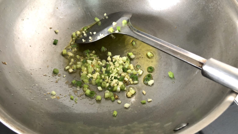 豆腐鸡蛋羹➕彩凤摇摇下翠微,热锅冷油,下葱姜末,小火煸香