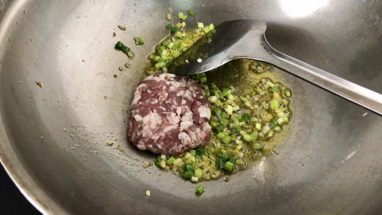 豆腐鸡蛋羹➕彩凤摇摇下翠微,加入猪肉末,中小火煸炒到肉末发白吐油