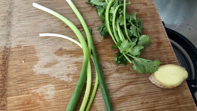 豆腐鸡蛋羹➕彩凤摇摇下翠微,小葱香菜择好洗净,姜搓洗干净