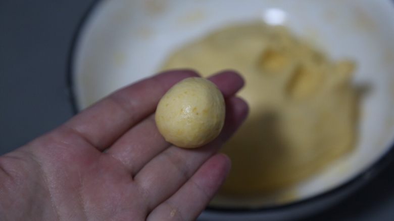 南瓜小圆子,再取适量面团,搓成小圆子