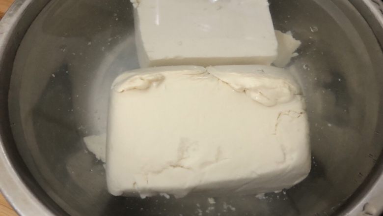 肉沫蒸豆腐,<a style='color:red;display:inline-block;' href='/shicai/ 465'>豆腐</a>放清水泡泡轻轻的洗洗(个人习惯)