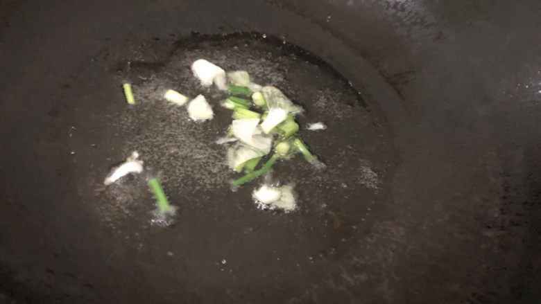 肉沫蒸豆腐,大火烧干锅转中火下油,油热下葱头爆一下