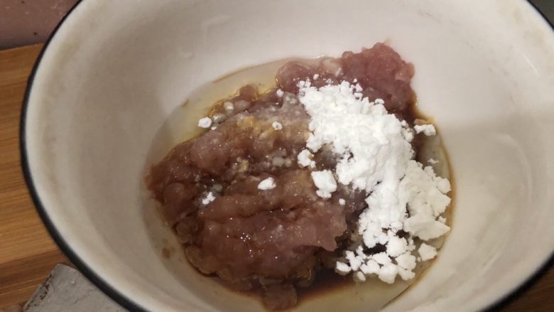肉沫蒸豆腐,将另一份肉碎加入少许<a style='color:red;display:inline-block;' href='/shicai/ 788'>生抽</a>,淀粉搅匀一下
