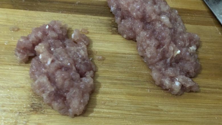 肉沫蒸豆腐,剁碎,分二份,分开装到碗里