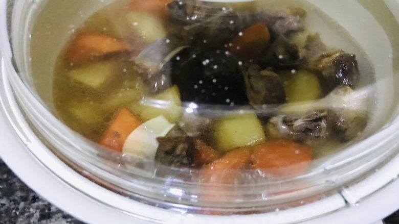 土豆排骨焖饭,盖上锅盖,用煮饭键焖煮