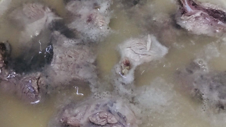 土豆排骨焖饭,排骨放进锅中,焯水约1分钟后捞出