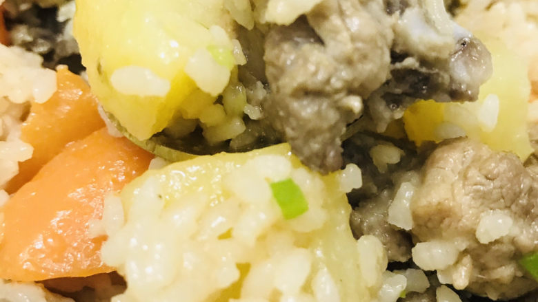 土豆排骨焖饭,土豆排骨焖饭出锅~