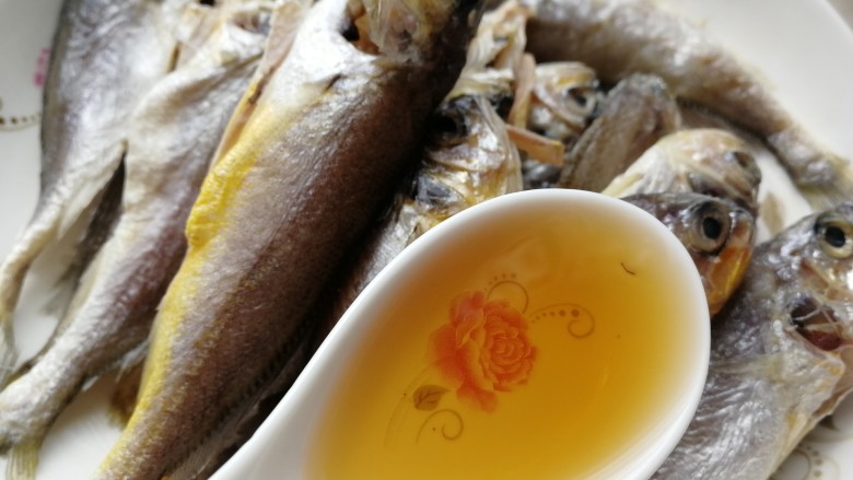 香辣小黄鱼,一勺料酒,抓匀去腥。
