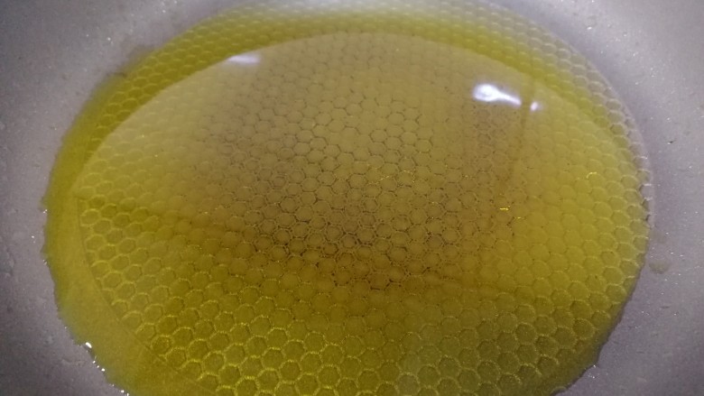 香辣小黄鱼,平底锅倒入适量油,文火加热。