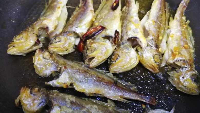 香辣小黄鱼,这样煎鱼肉不会碎,煎至两面金黄,表皮酥脆即可