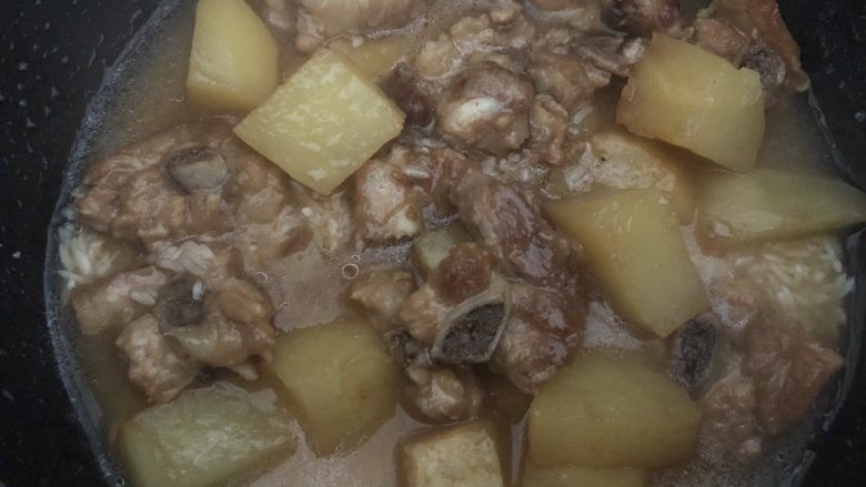 土豆排骨焖饭,加入米饭锅后盖盖按煮饭键,水量根据自己米饭量去加减(焖排骨的时候)比平时煮饭多一半水
