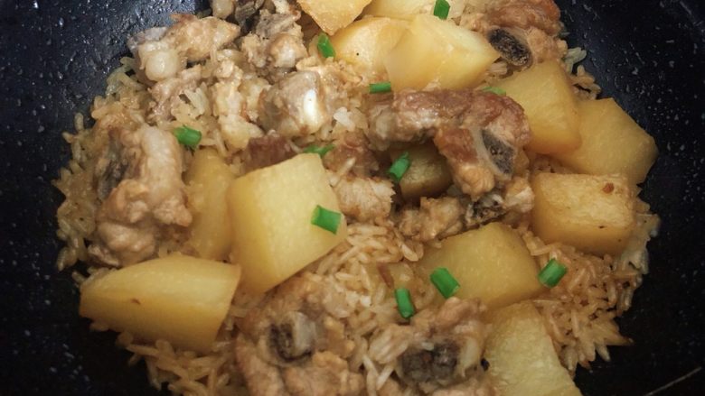 土豆排骨焖饭,出锅了,排骨饭都很香,土豆粉糯的很好吃