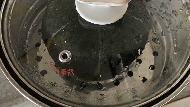 芝士焗南瓜,盖上盖子蒸15~20分钟,