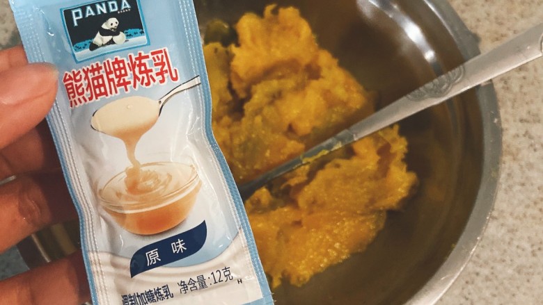 芝士焗南瓜,尝一下甜不甜,加一包炼奶,根据个人口味调整就好了,没有炼奶也可以用奶粉或者白糖,有奶味会比较香哦
