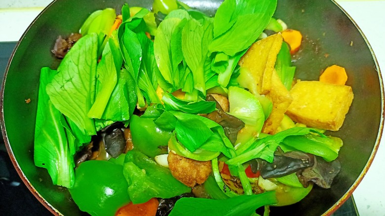 西葫芦炒木耳,青椒断生,放入青菜叶