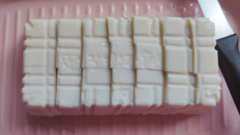 小葱拌豆腐,将豆腐取出,用刀划成小块