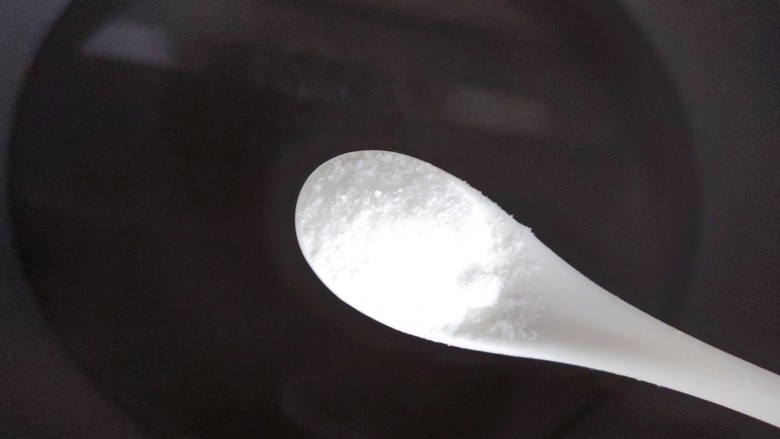 小葱拌豆腐,锅内煮适量清水,水开后放入一小勺细盐