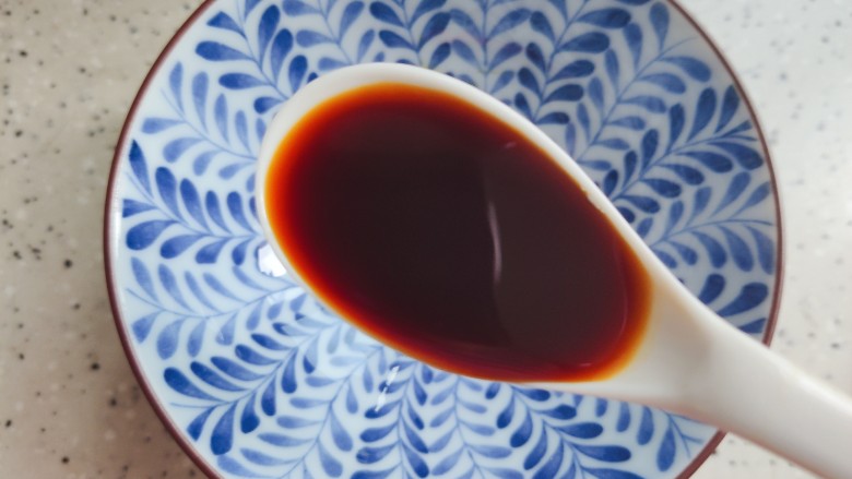 小葱拌豆腐,下面我们来调碗汁,两勺美极鲜