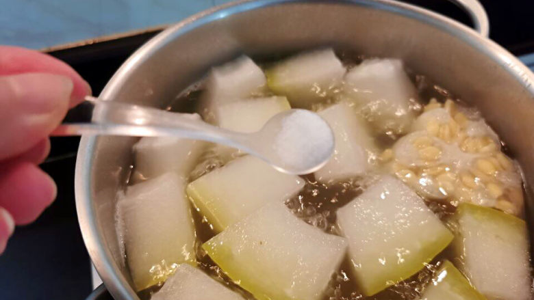 冬瓜炖薏米芡实汤,所以食材熟成后,加入少许盐调味即可