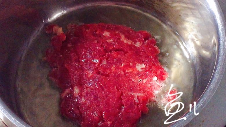 臊子面,油锅烧热,放入牛肉末翻炒片刻