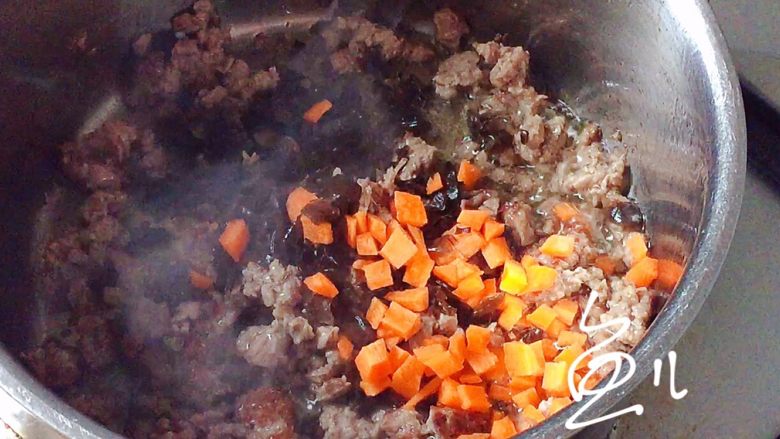 臊子面,牛肉末翻炒至变色,放入木耳碎和胡萝卜丁翻炒均匀