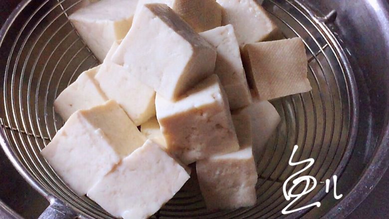 小葱拌豆腐,豆腐煮好捞出,沥干水分