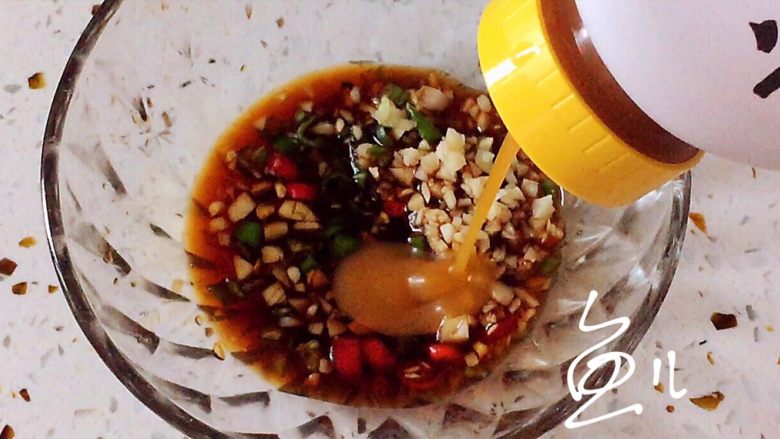 小葱拌豆腐,煮豆腐的时候调碗汁,大蒜末、辣椒碎放碗中,放入<a style='color:red;display:inline-block;' href='/shicai/ 692'>酱油</a>和调味汁
