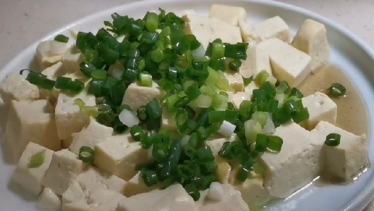 小葱拌豆腐,然后撒上葱花