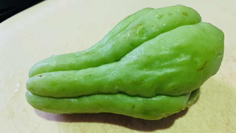 虾皮炒佛手瓜,<a style='color:red;display:inline-block;' href='/shicai/ 3451'>佛手瓜</a>,洗净