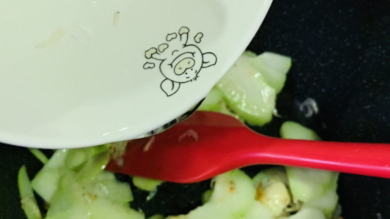 虾皮炒佛手瓜,加些清水,炝炒会