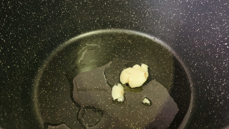 虾皮炒佛手瓜,锅加食用油,加入蒜瓣