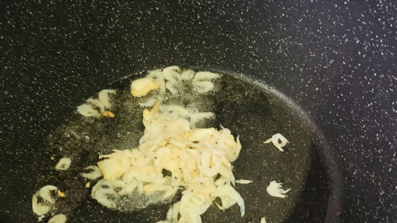 虾皮炒佛手瓜,虾皮沥干水,加入锅中