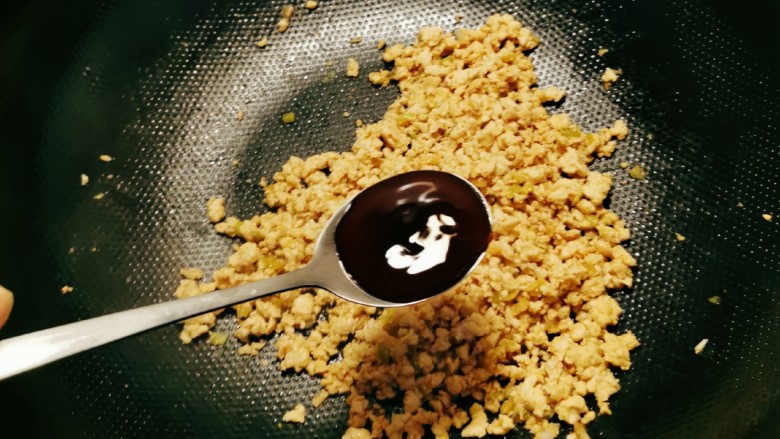 肉沫蒸豆腐,放入<a style='color:red;display:inline-block;' href='/shicai/ 721'>蚝油</a>增鲜,2克盐调味。