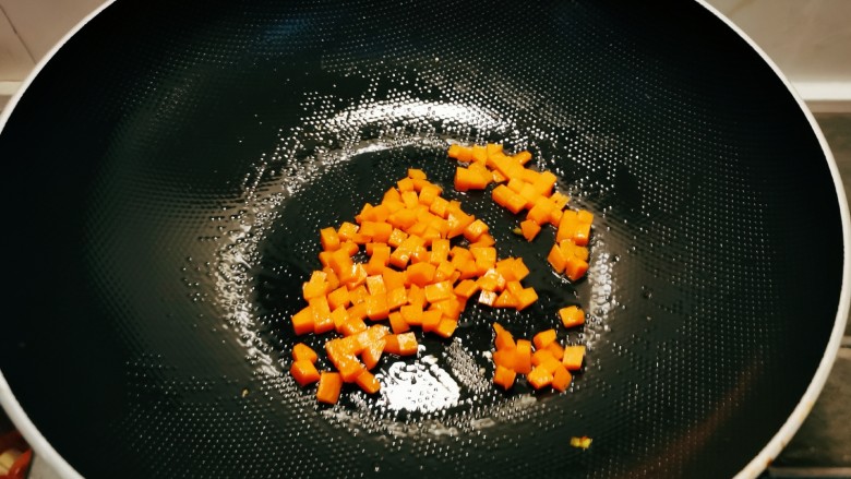 肉沫蒸豆腐,锅中留下底油继续加热,放入胡萝卜丁翻炒1分钟,出锅。