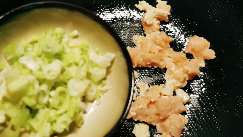 肉沫蒸豆腐,再起油锅放入1汤匙食用油,油热后放入鸡肉沫翻炒,放入葱碎去腥增香。