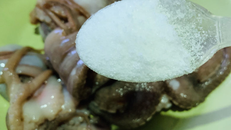 红烧章鱼,用盐,先搓洗干净