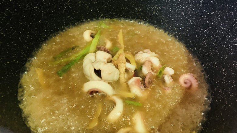 红烧章鱼,大火煮开,再煮会