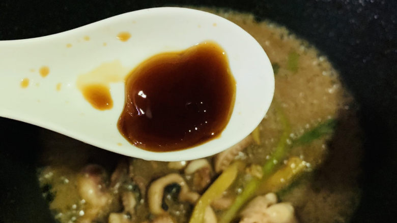 红烧章鱼,汤汁减少时,加<a style='color:red;display:inline-block;' href='/shicai/ 721'>蚝油</a>