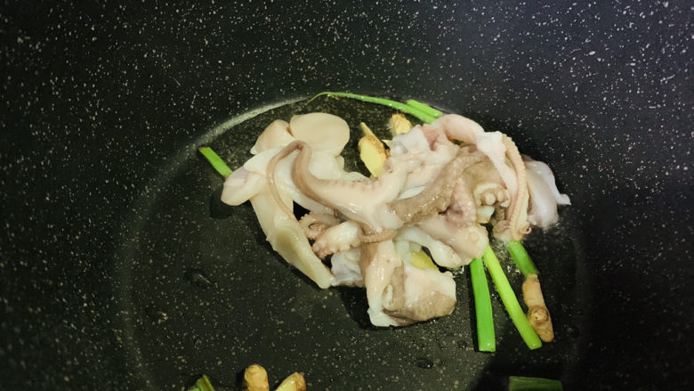 红烧章鱼,加入章鱼,大火翻炒
