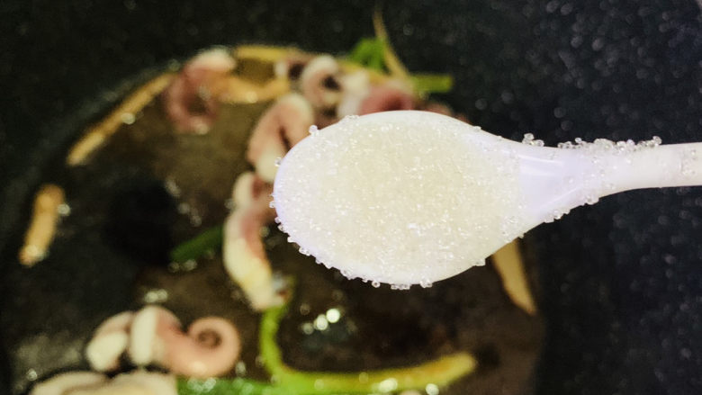 红烧章鱼,加些白糖,提鲜,翻炒均匀调料