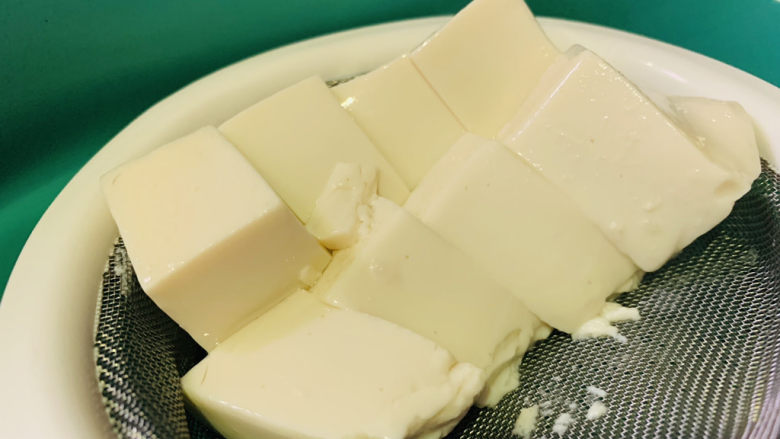 小葱拌豆腐,豆腐,煮一会,捞起