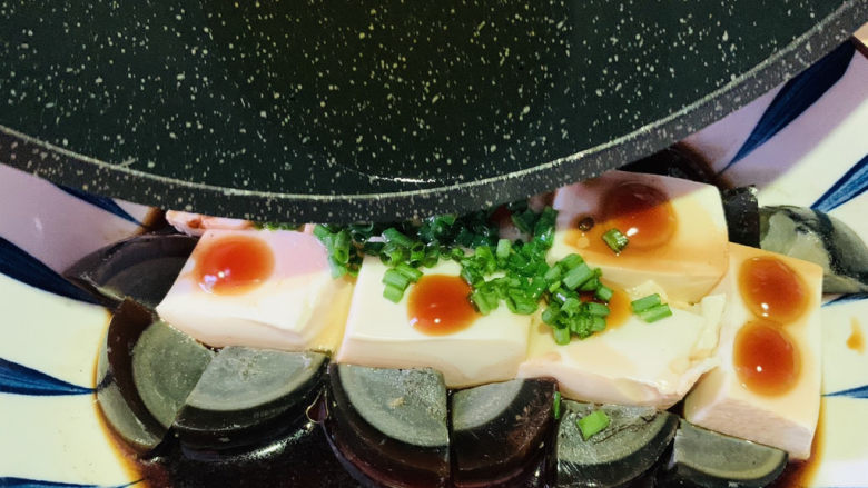 小葱拌豆腐,浇在葱粒上,香气就冒出来了