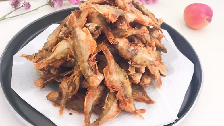 香辣小黄鱼,香辣小黄鱼口感酥脆,香辣适宜,既可以当做菜品,也可以当做小零食,好吃不贵,非常美味~