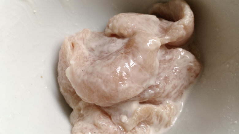 佛手瓜炒肉片,裹层淀粉会使得口感更细嫩,粉也可选择嫩肉粉~