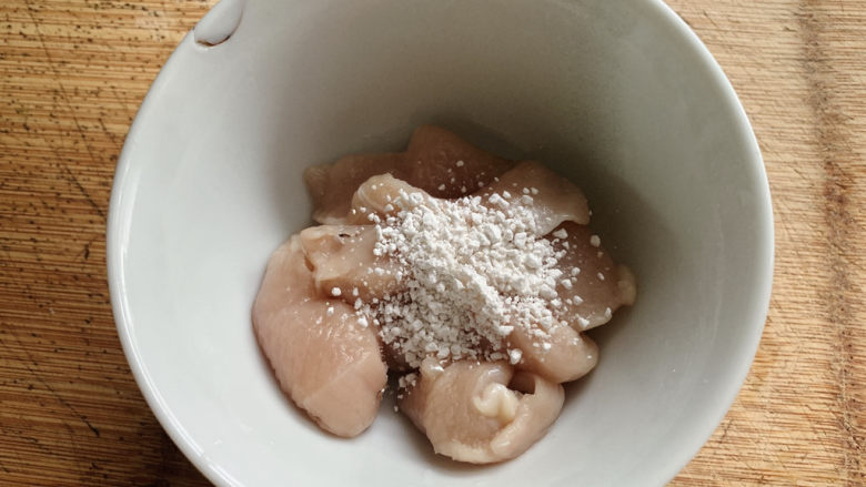 佛手瓜炒肉片,肉片加少许淀粉搅拌~