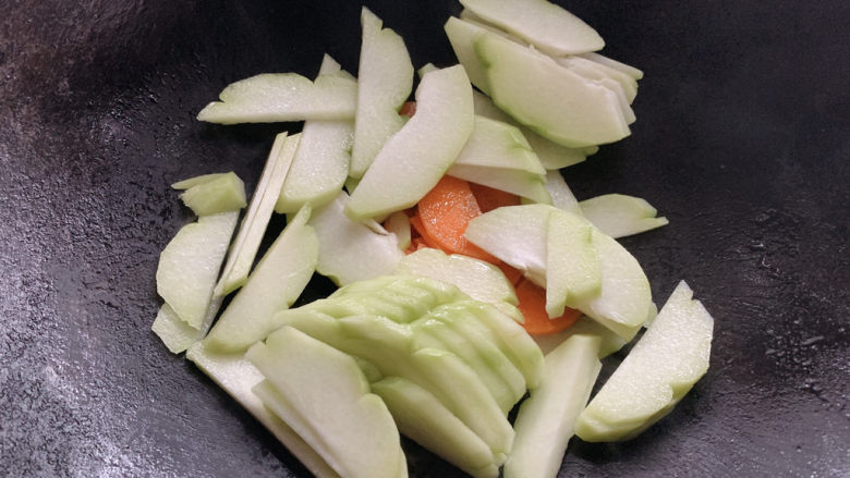 佛手瓜炒肉片,胡萝卜些许变软后,加入佛手瓜,