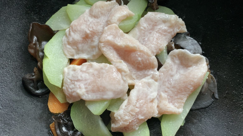 佛手瓜炒肉片,然后平铺在才上面,大火“烘”一下