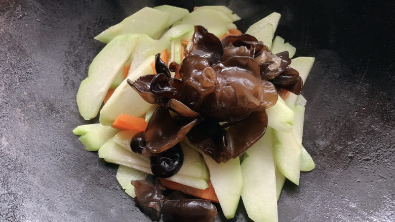 佛手瓜炒肉片,以及木耳翻炒均匀后,加少许水焖一下。