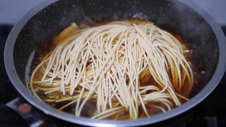 荷包蛋焖面,放入<a style='color:red;display:inline-block;' href='/shicai/ 526'>面条</a>,铺在表面